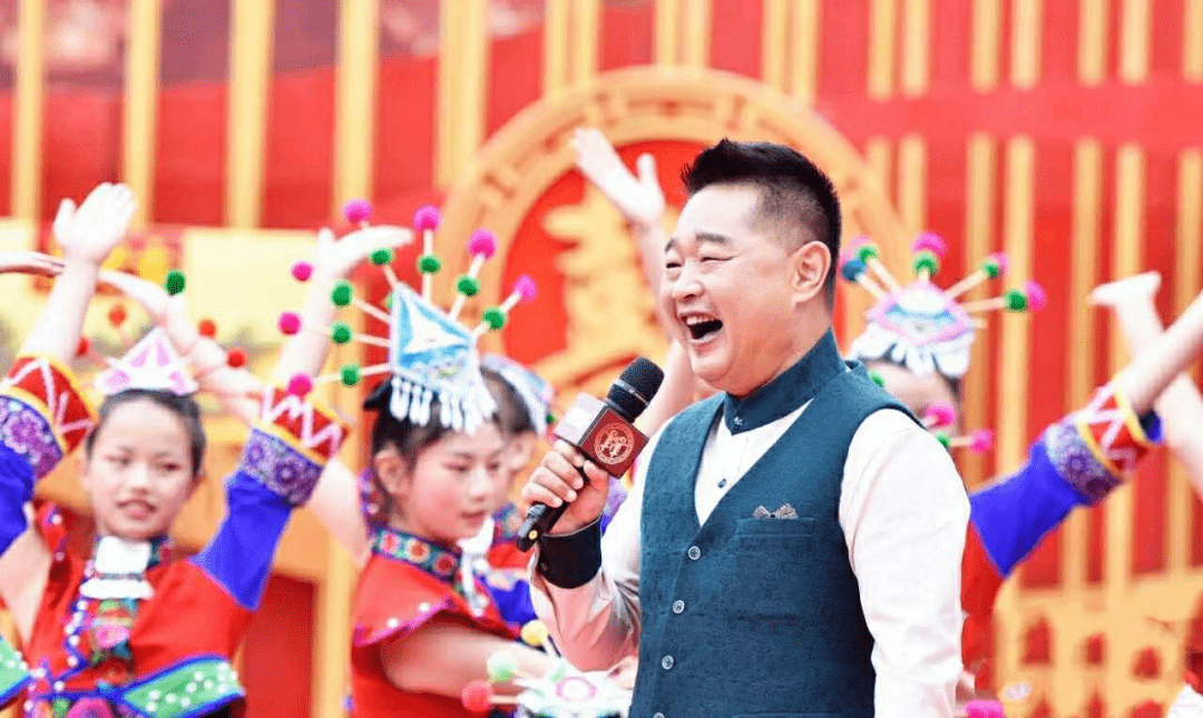 他把《喜上加喜》主持得两分钟一个哈哈,三句话一个笑话,比相声节目