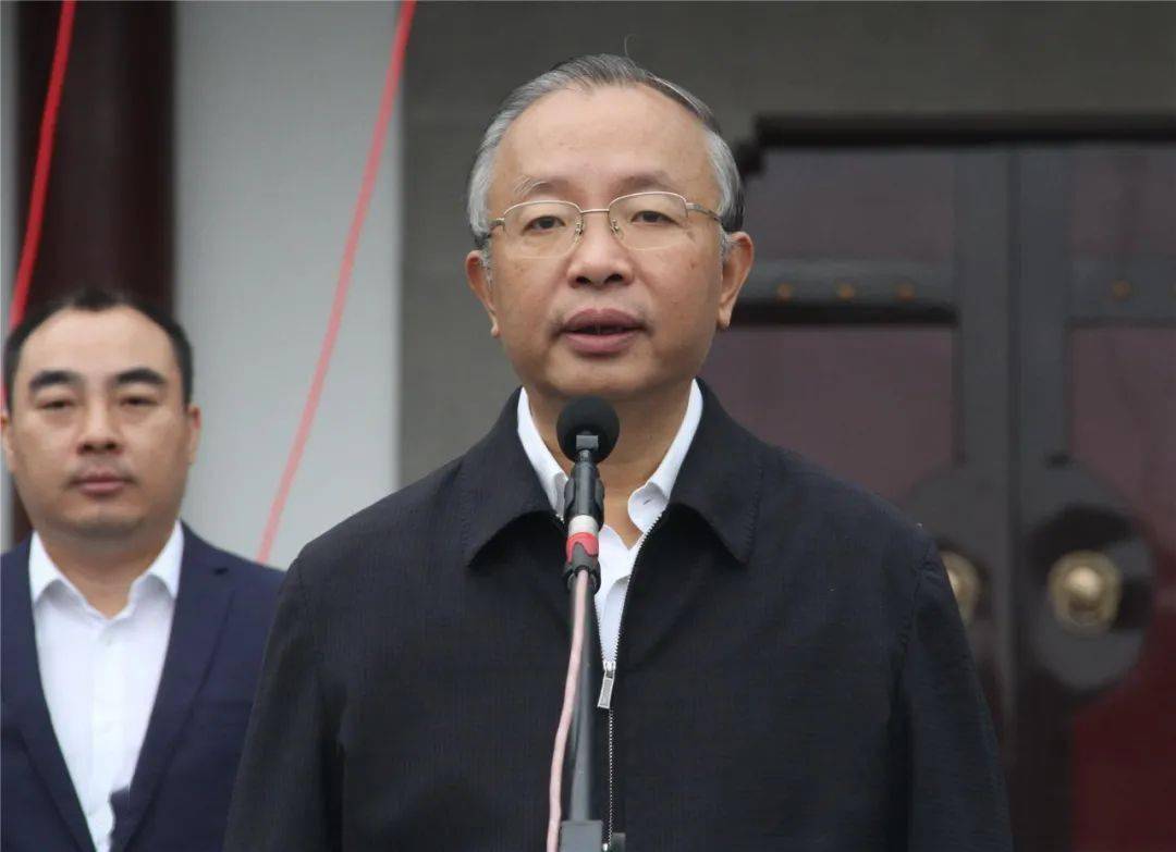 揭牌仪式上,张学锋,景根元,曾玉峰,覃昌德,赵勇,赖建彬共同为云阳县大