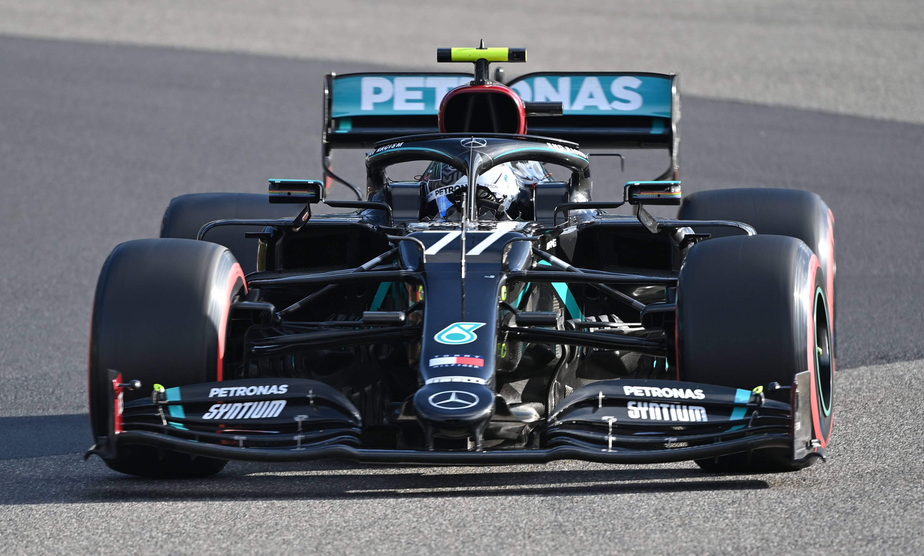 f1德国站10日在德国纽博格林赛道举行排位赛,梅赛德斯车队的芬兰车手