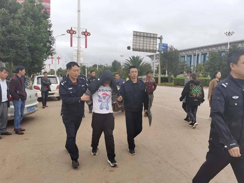 经审讯,该男子名叫赵某,曲靖市富源人.