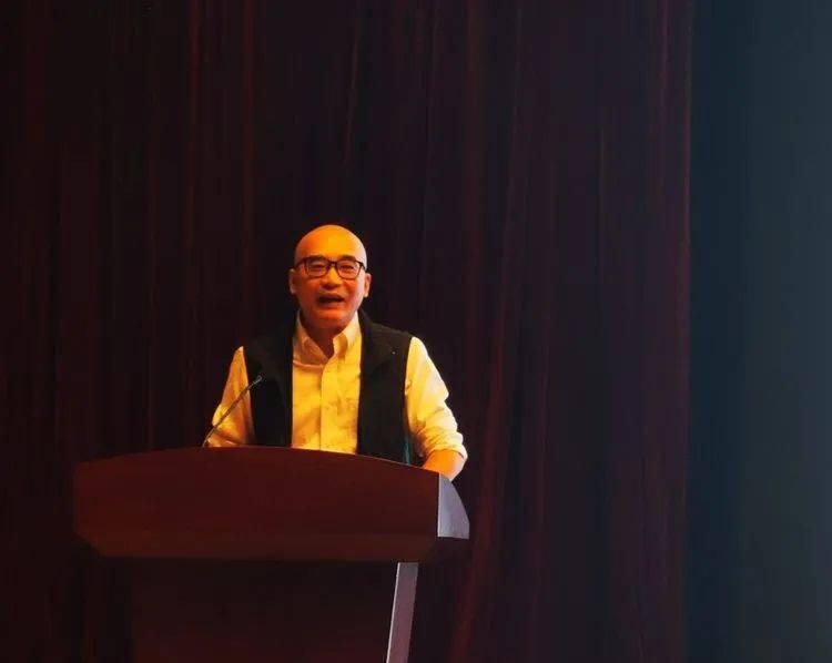 郑杰校长曾获上海市优秀教育工作者,上海市十佳校长,上海市十大教育