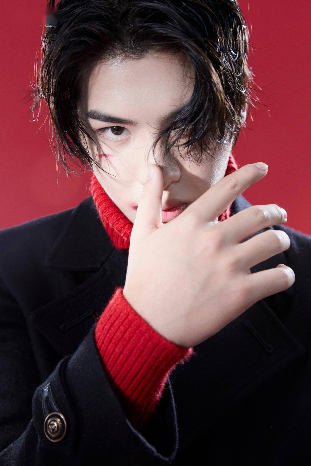 [消息]黄明昊解锁《super世界青年》十月刊封面 帅气湿发大片,开启