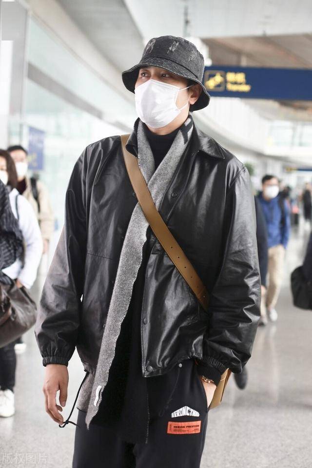 彭冠英黑色皮衣搭黑色运动裤现身机场,造型随意也不失硬朗帅气