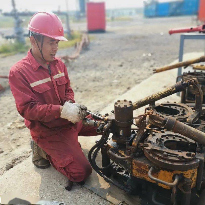 在长期的"陪伴"中,井下人摸透了修井机,液压钳等关键设备的"脾气"