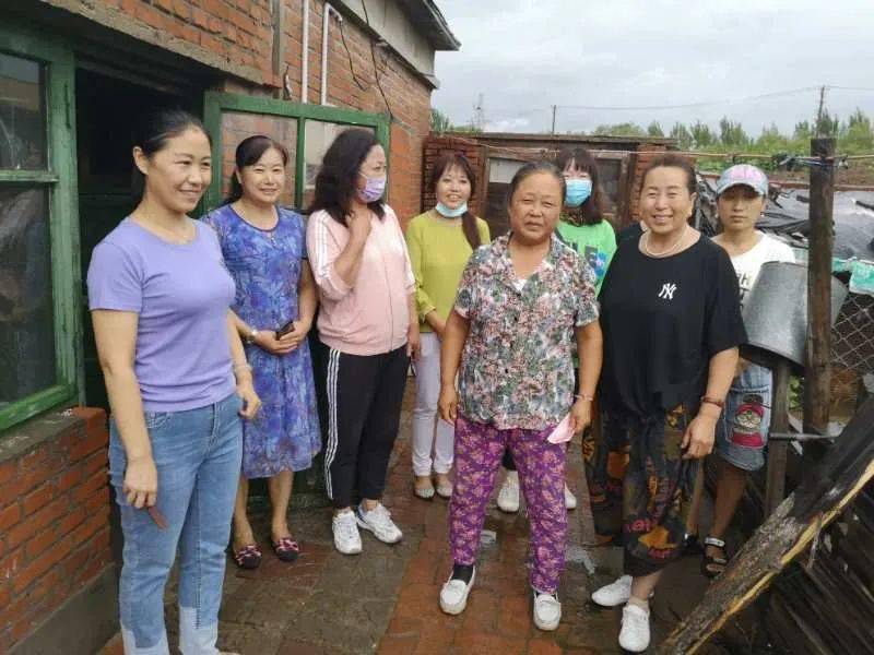 遼寧鐵嶺銀州區龍山鄉七里村婦女議事會成員鄧繼梅聯繫的婦女群眾