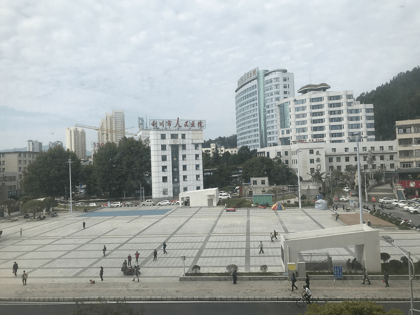 已经彻底改变如今已经是高楼大厦中央购物广场以前的客运站利川客运站