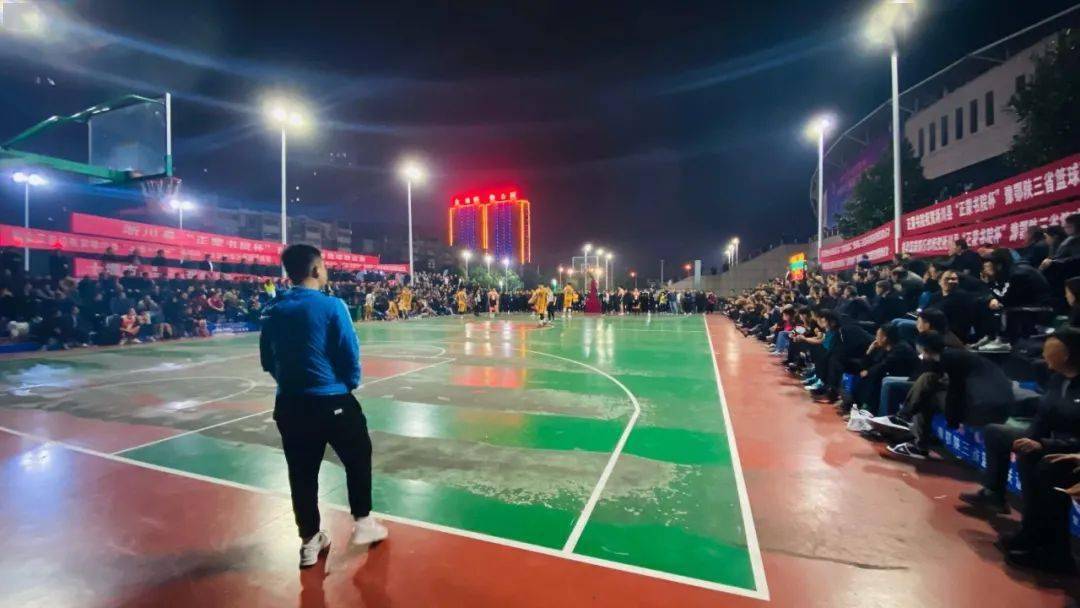 淅川篮球场这么多人一会跑一会跳的在干啥里