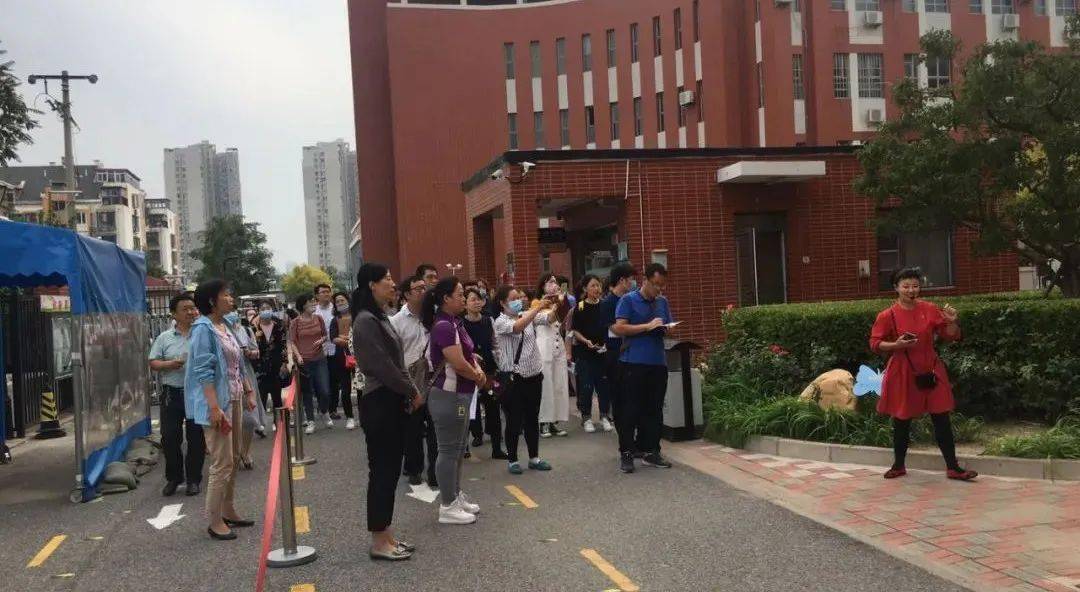与会人员参观了东兴小学校园及周边环境,通过现场实地讲解,以东兴小学
