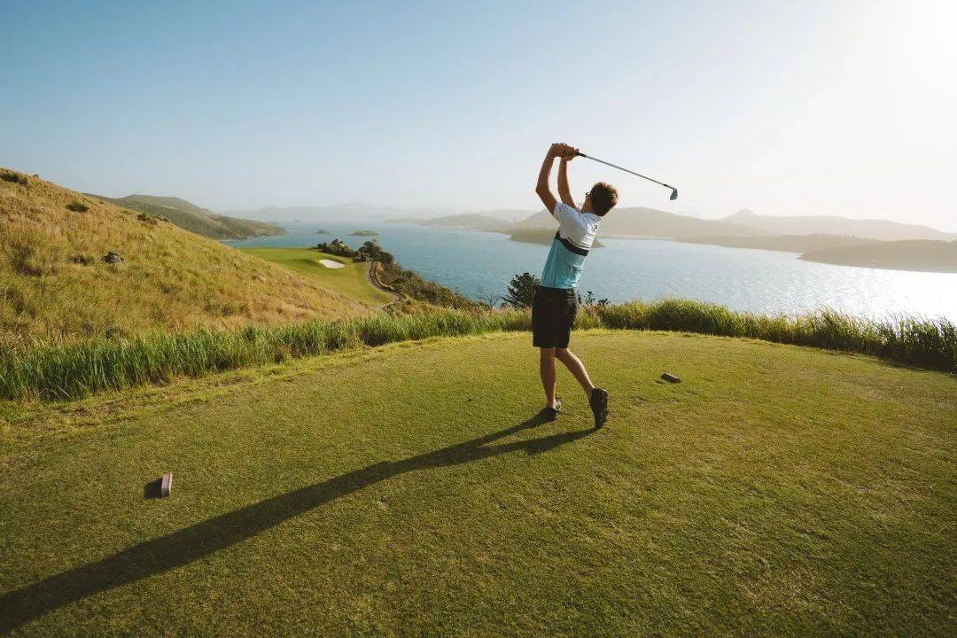 在明信片般的风景里打高尔夫是什么感觉?