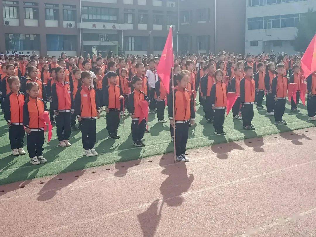 築夢新時代爭做好隊員臨淄區實驗小學建隊日71週年暨第二批新隊員入隊