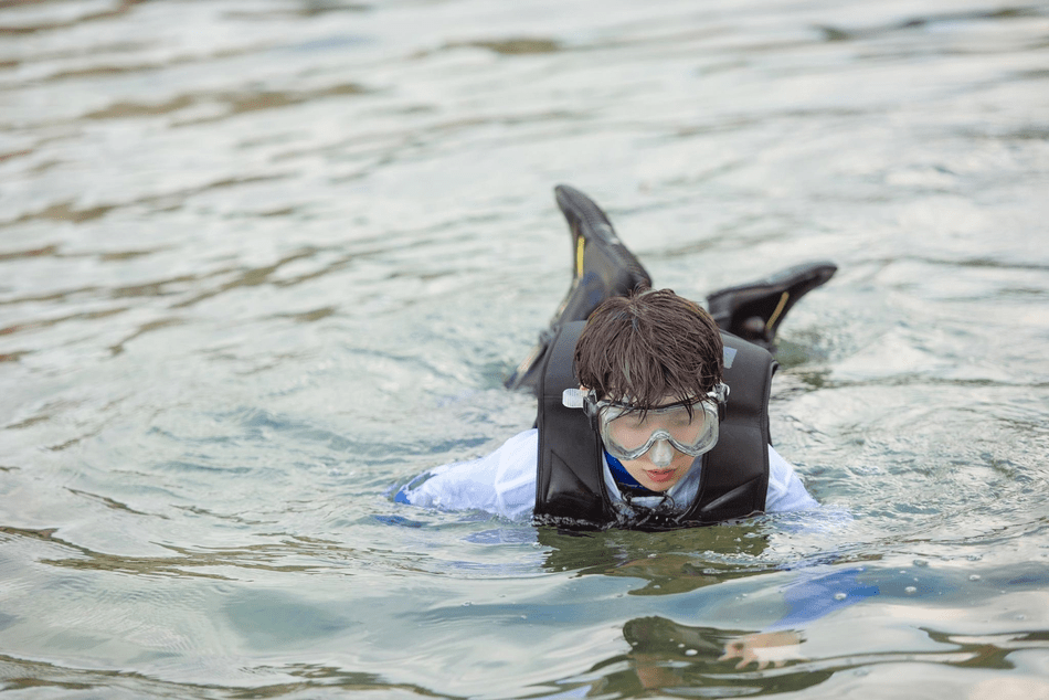 王源身穿白t化身运动少年 打球潜水青春帅气活力十足