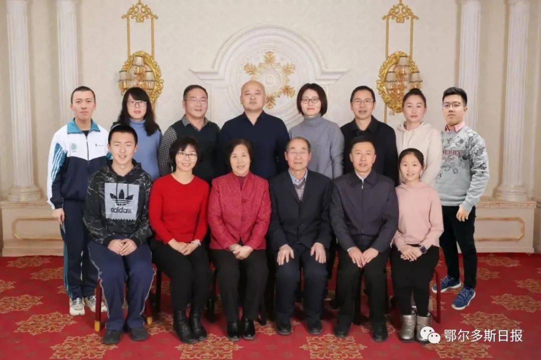 "马惠生的老伴李嫦娥指着桌子上厚厚的一摞的证书向记者介绍道.