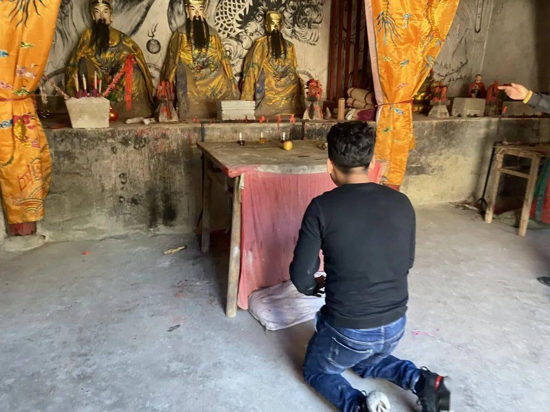丽水一男子在寺庙盗窃古董被抓后突然在佛像前下跪