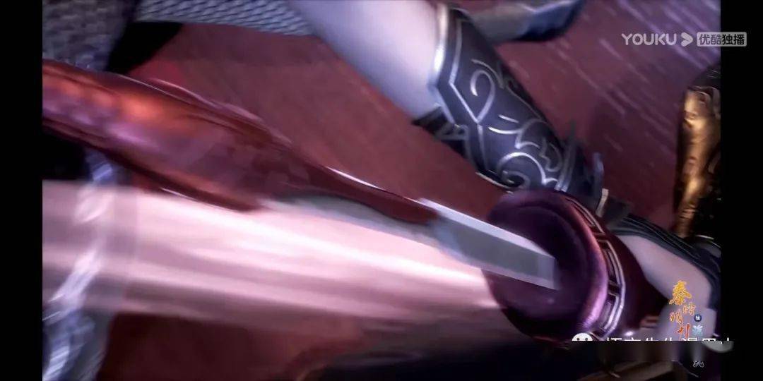 而【田言】在用【惊鲵】剑格挡【盖聂】的木剑时,【惊鲵】剑的子剑从