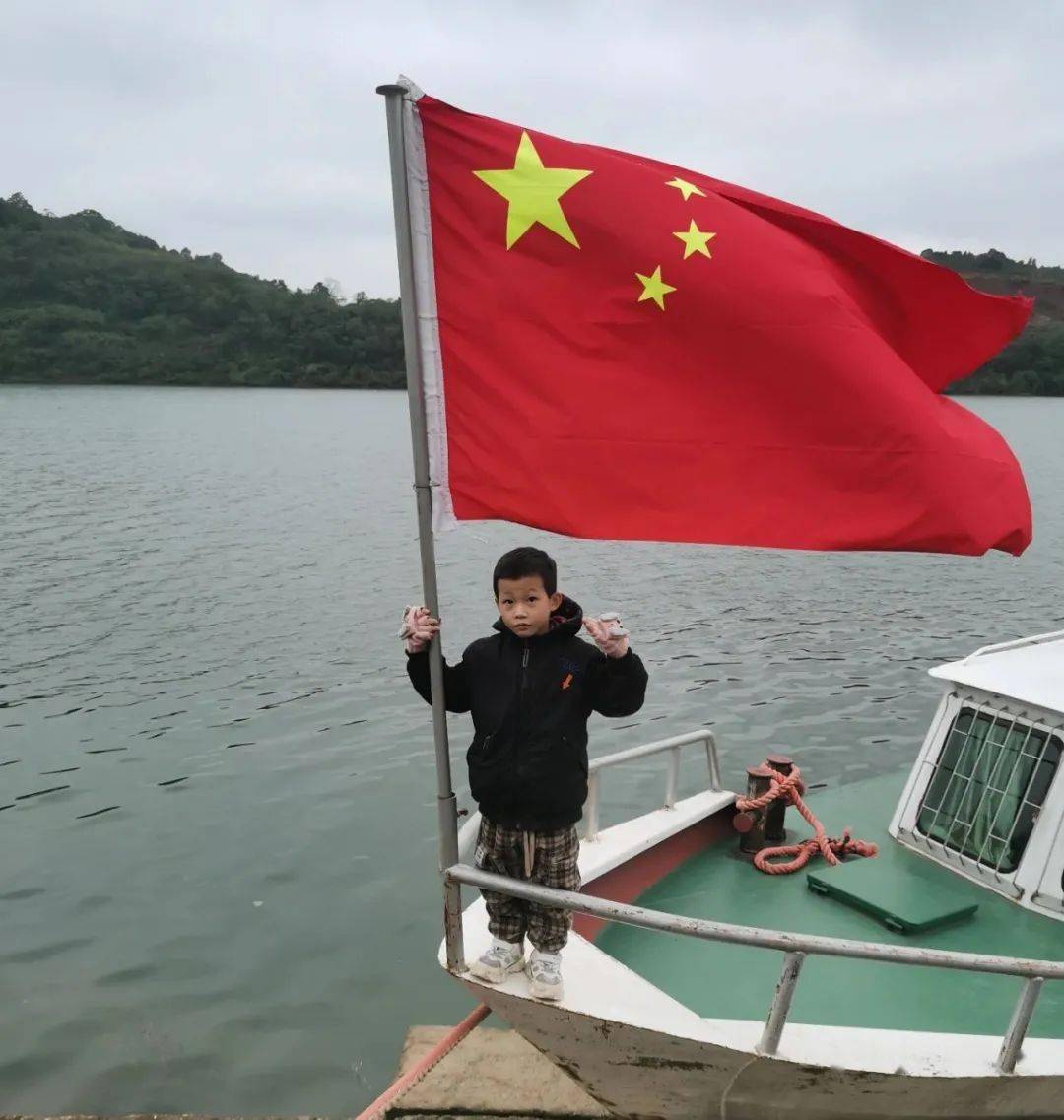 深情表白你们与国旗合影的样子真美