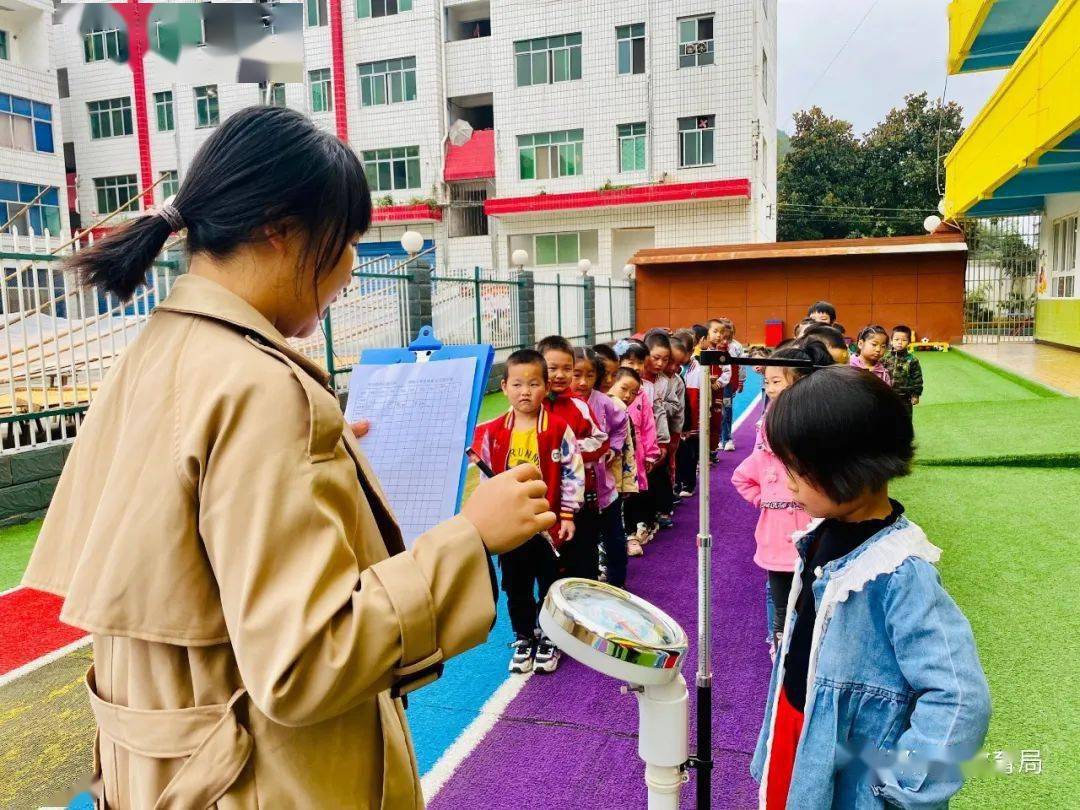 10月10日,河夹镇中心幼儿园组织开展幼儿身高,体重,视力测量活动.