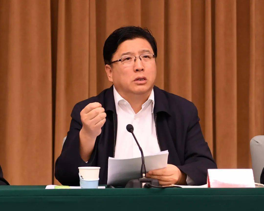 市委副书记,市长杨燕伟主持会议并讲话.