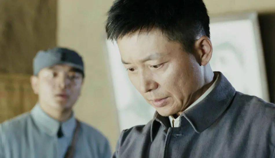 影后8年无戏可拍,如今凭借一个背影秒杀全网,这个男人终于火了_刘奕君