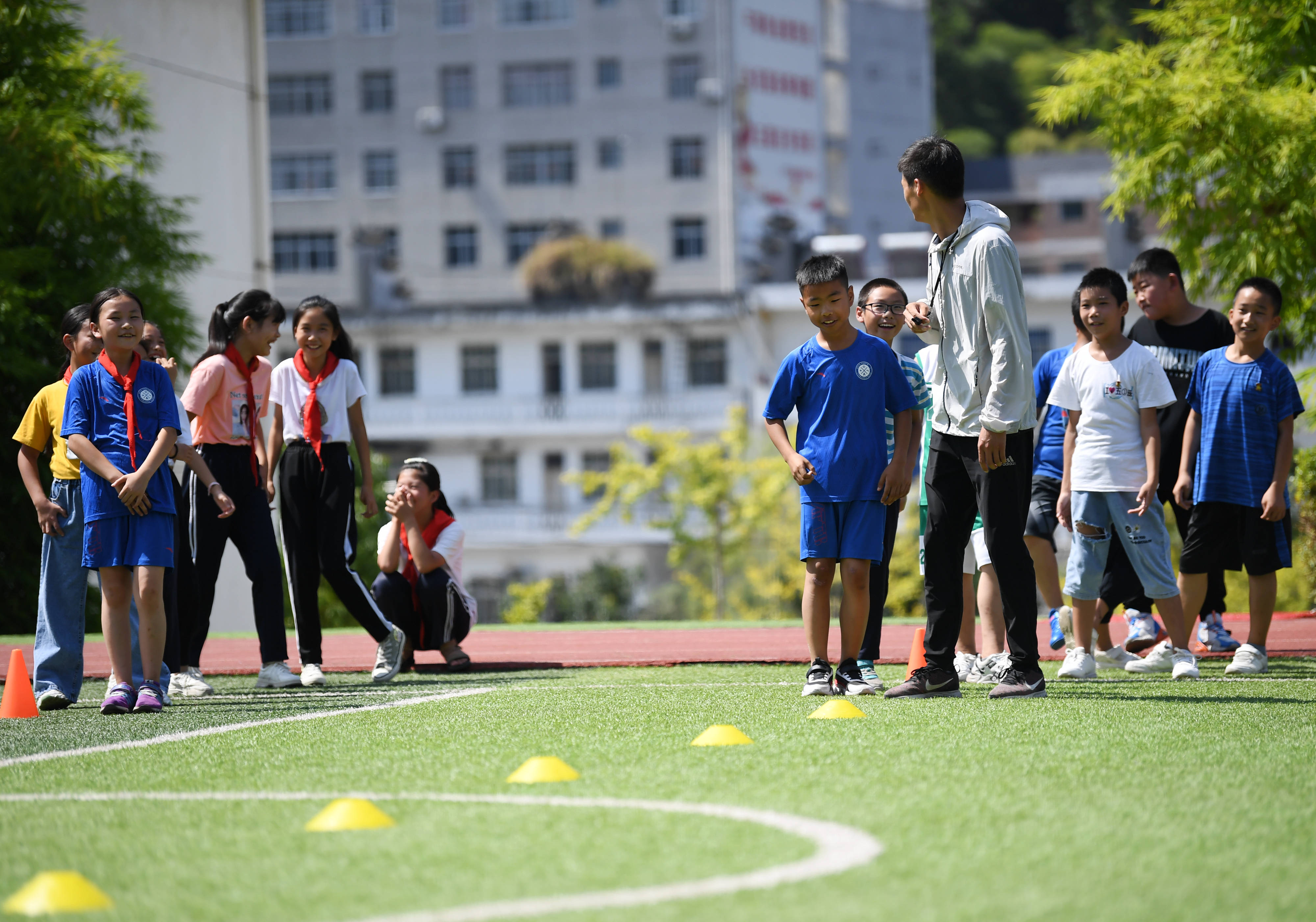 老县镇中心小学校长吴锦鹏说,特色体育课帮助学生在体育锻炼中享受