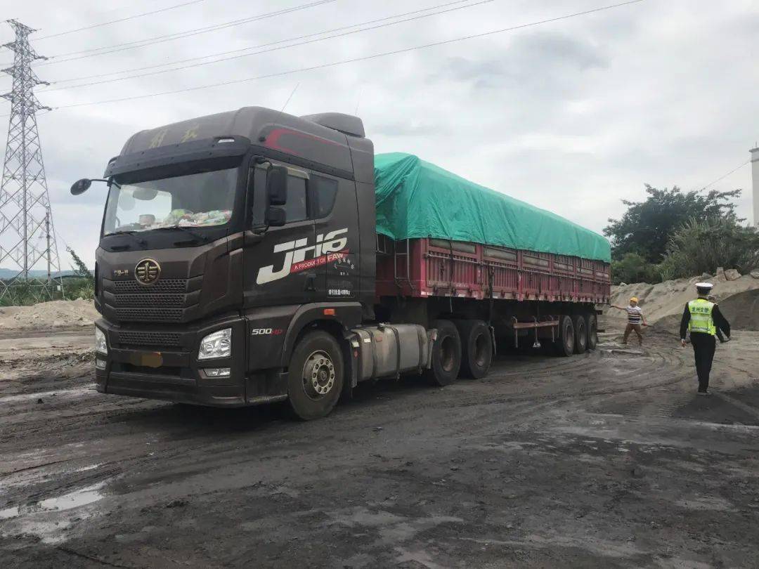 崇左一"百吨王"超载47.4吨,被查处并当场卸载