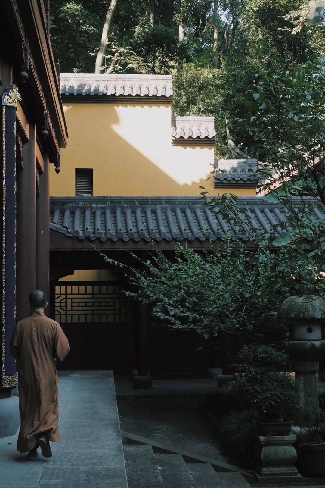 它在西湖边,独自美了1600多年_寺庙