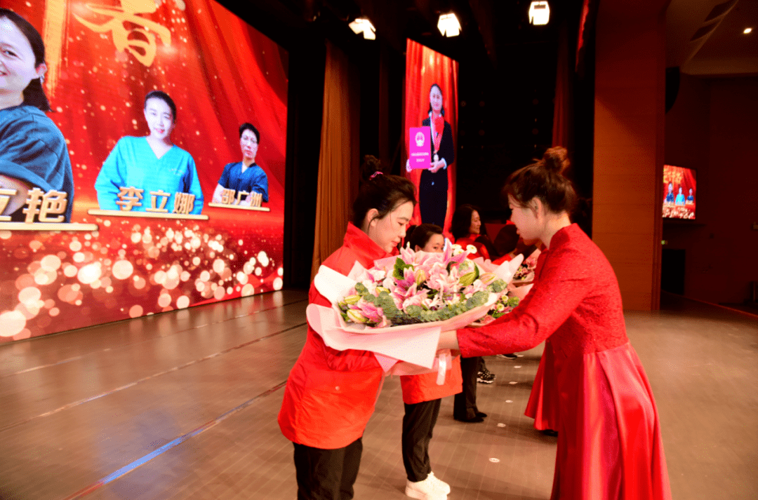 邵广洲,海云骢等五位援鄂英雄先后登场,接受学校礼仪队同学献花