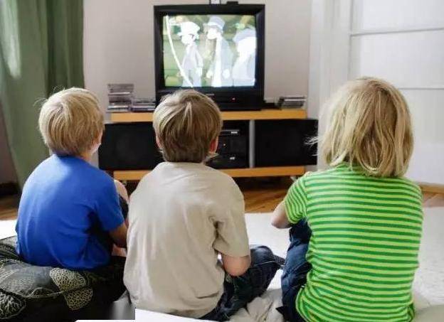 适当看电视对孩子有好处家长别太紧张做到4件事可以保护他