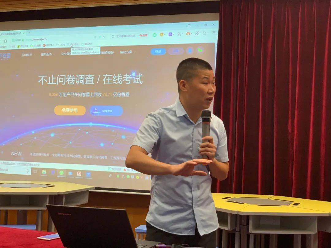 校本培训讲座,由李智敏主任主持,何柏强老师主讲,全校教职工出席本次