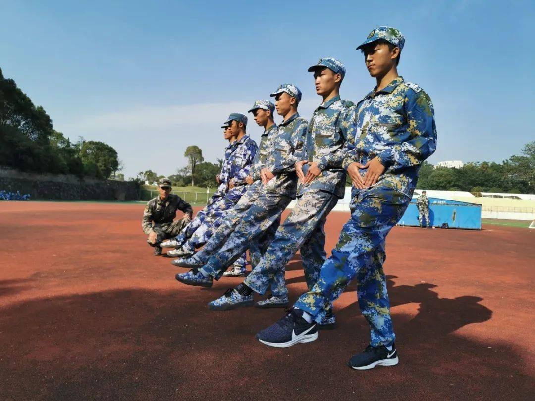 印象最深刻的是处罚调皮捣蛋的新生,会让他们站军姿或者练习蹲姿,以点