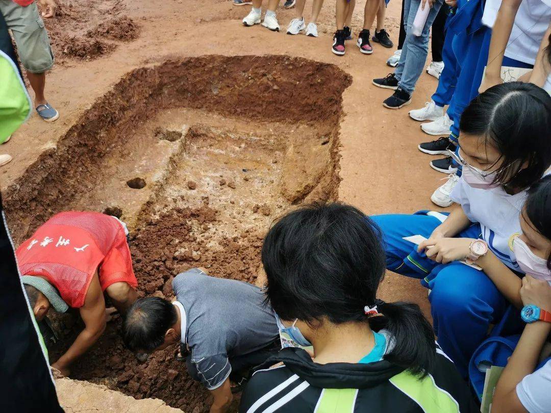 广雅中学发现古墓,学生现场体验考古课程