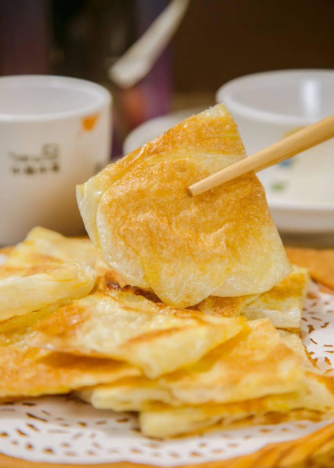 凉了之后的菠萝飞饼多了一些嚼劲,嚼起来层次丰富,软脆相间,口感对比