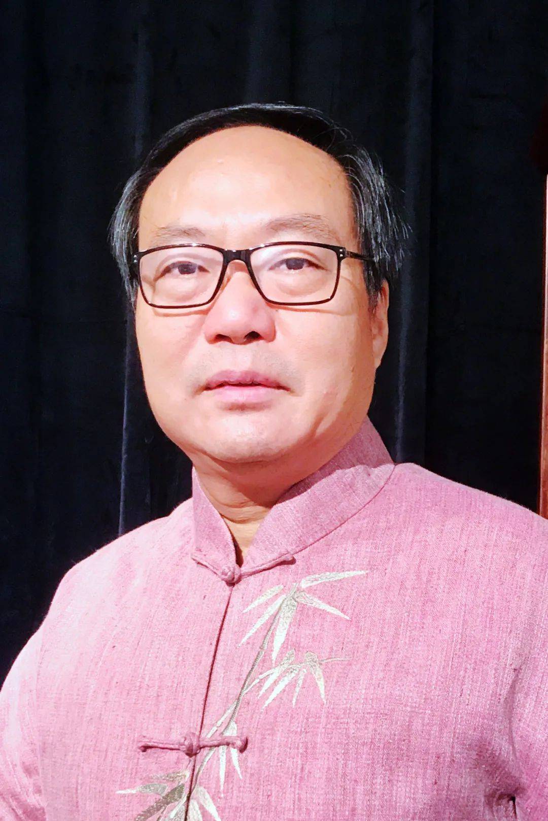 作者简介安谅,本名闵师林,上海人,祖籍江苏,中国作家协会会员,经济学