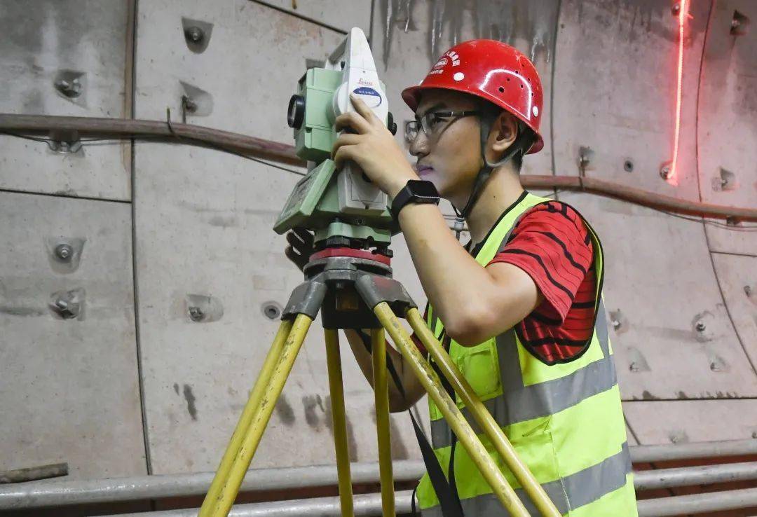 我是一个拥有灵活身手的人,因为我要背着几十斤的测量仪器在地面与井