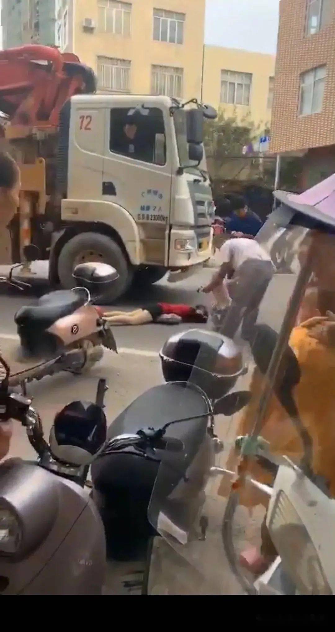 博白龙潭老车站发生事故,一女人趴在地上嚎嚎大哭