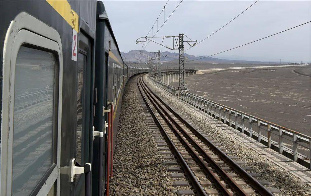 乌鲁木齐至和田7556/7557,7558/7555次公益性"慢火车"已运行8年,是