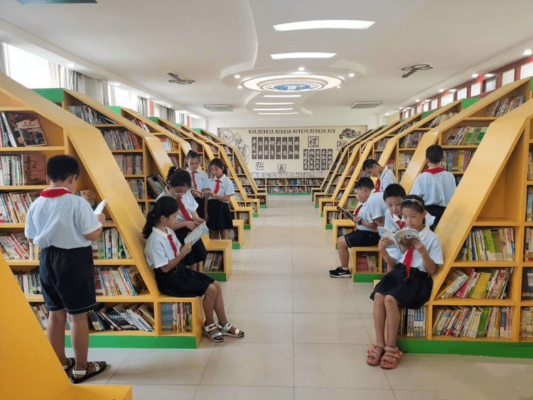 丛台区连城小学图书馆开放读书正当时
