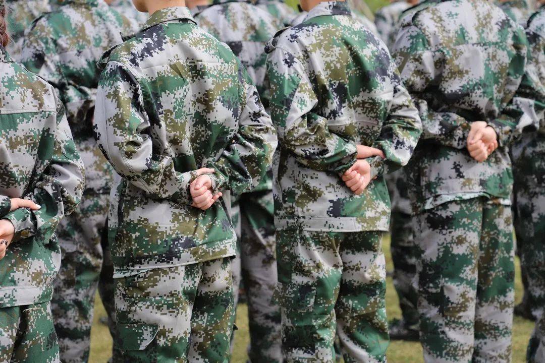 军姿飒爽青春飞扬军训第一天这篇推文送给可爱的你们请查收