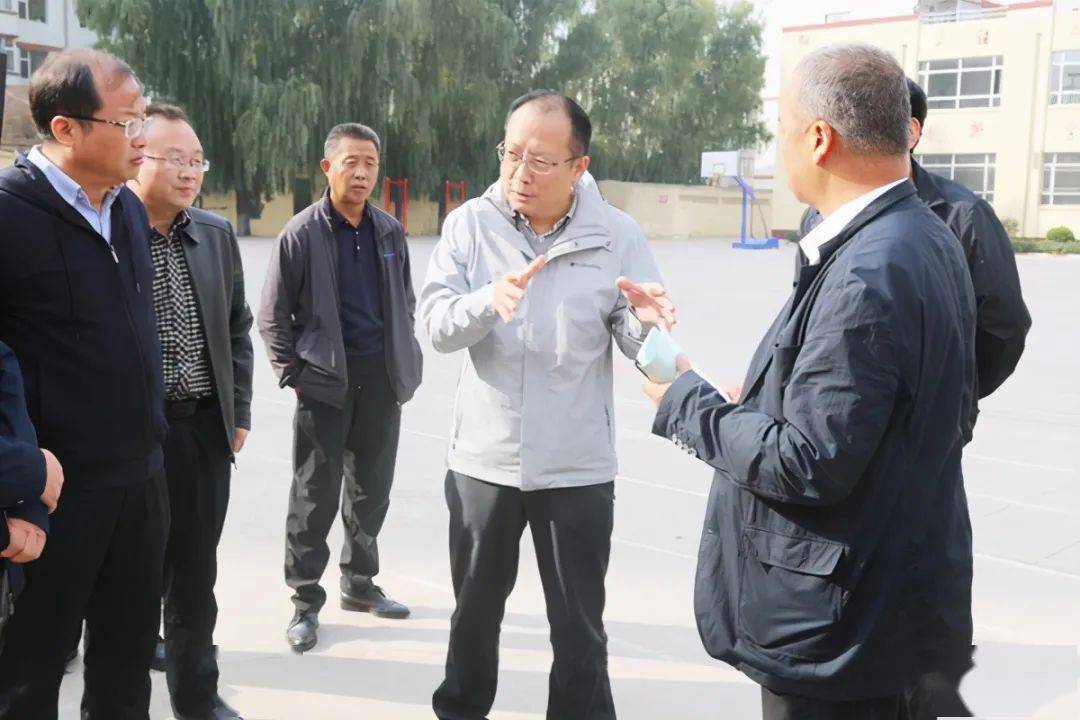 10月7日,沁县县委副书记,县长张宏伟率县住建局,教育局,工信局等瞎刎