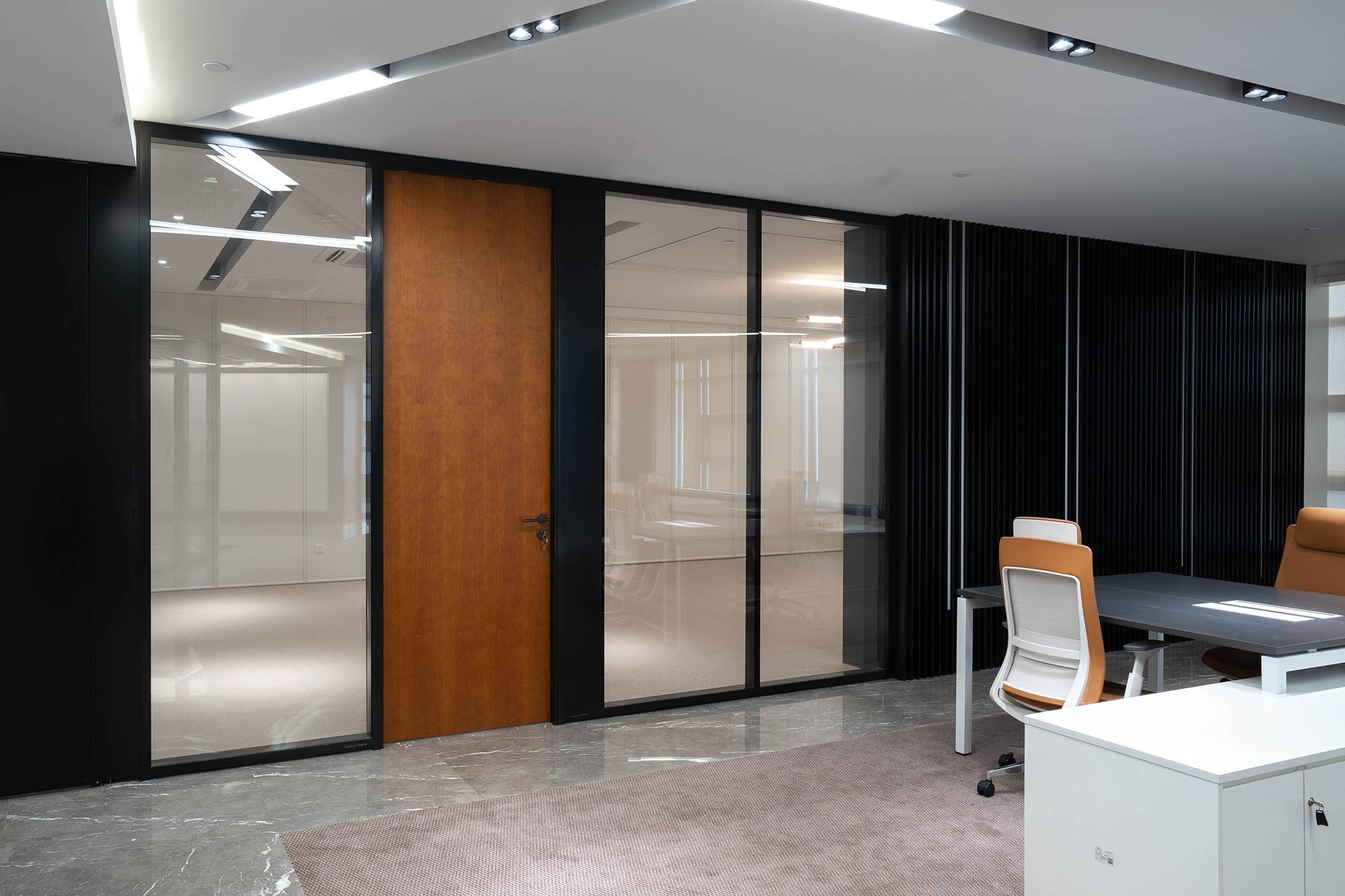 办公室装修设计隐框双玻隔墙干挂装饰板包墙柱烤漆玻璃暗门