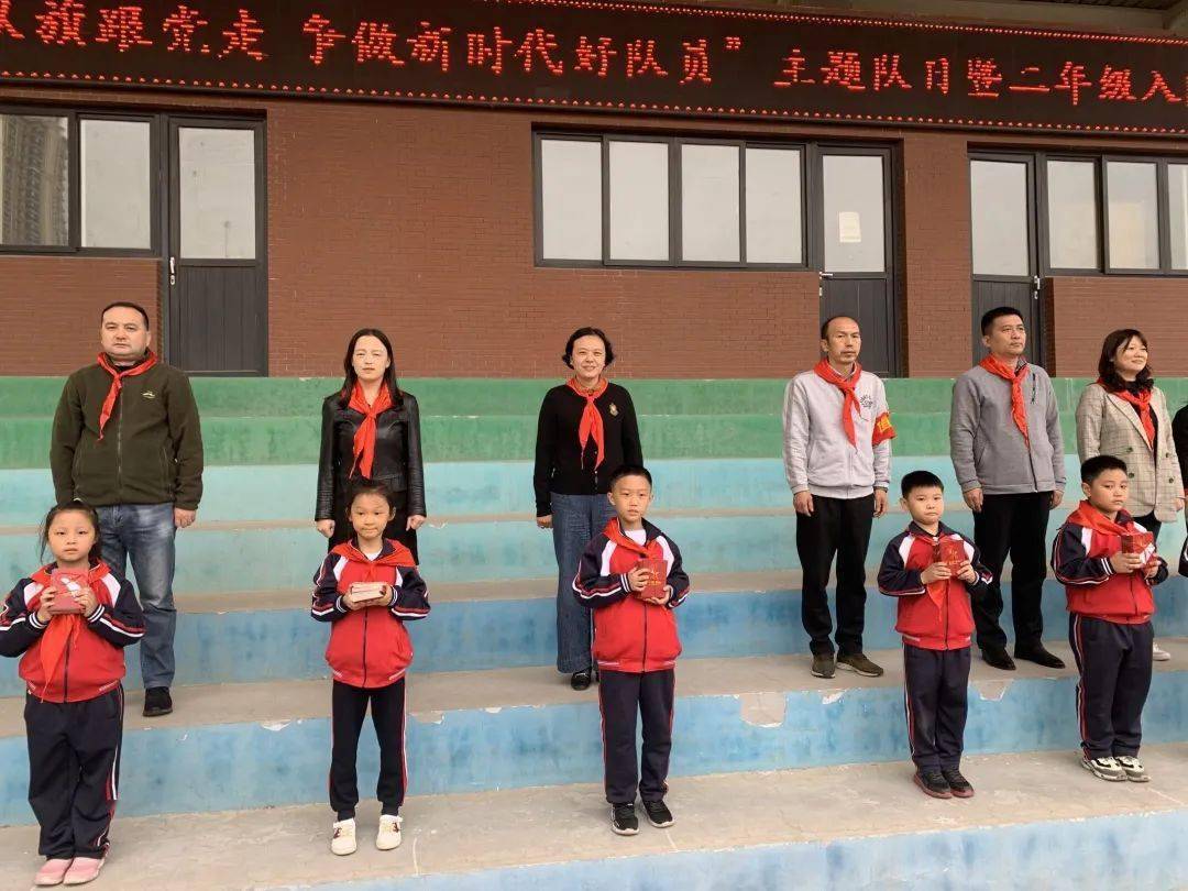 主题队日济南市饮马小学开展高举队旗跟党走争做新时代好队员主题队日