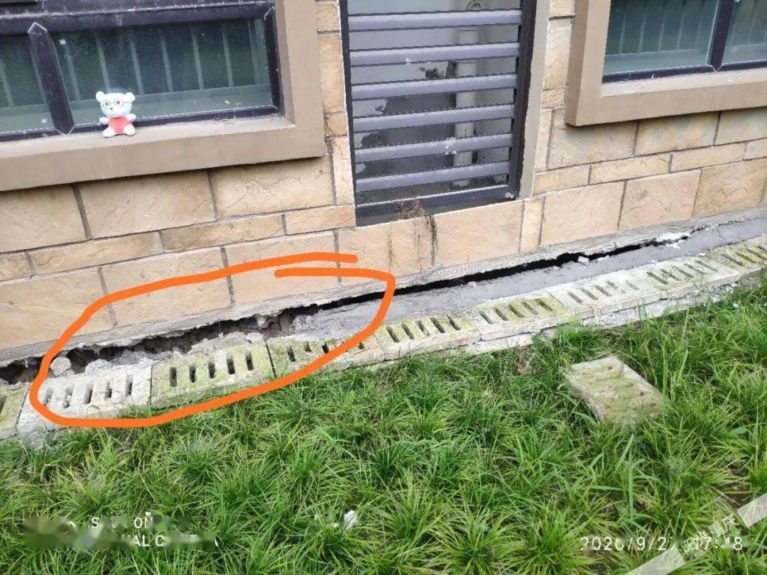 接房一年多,小区地面发生沉降!