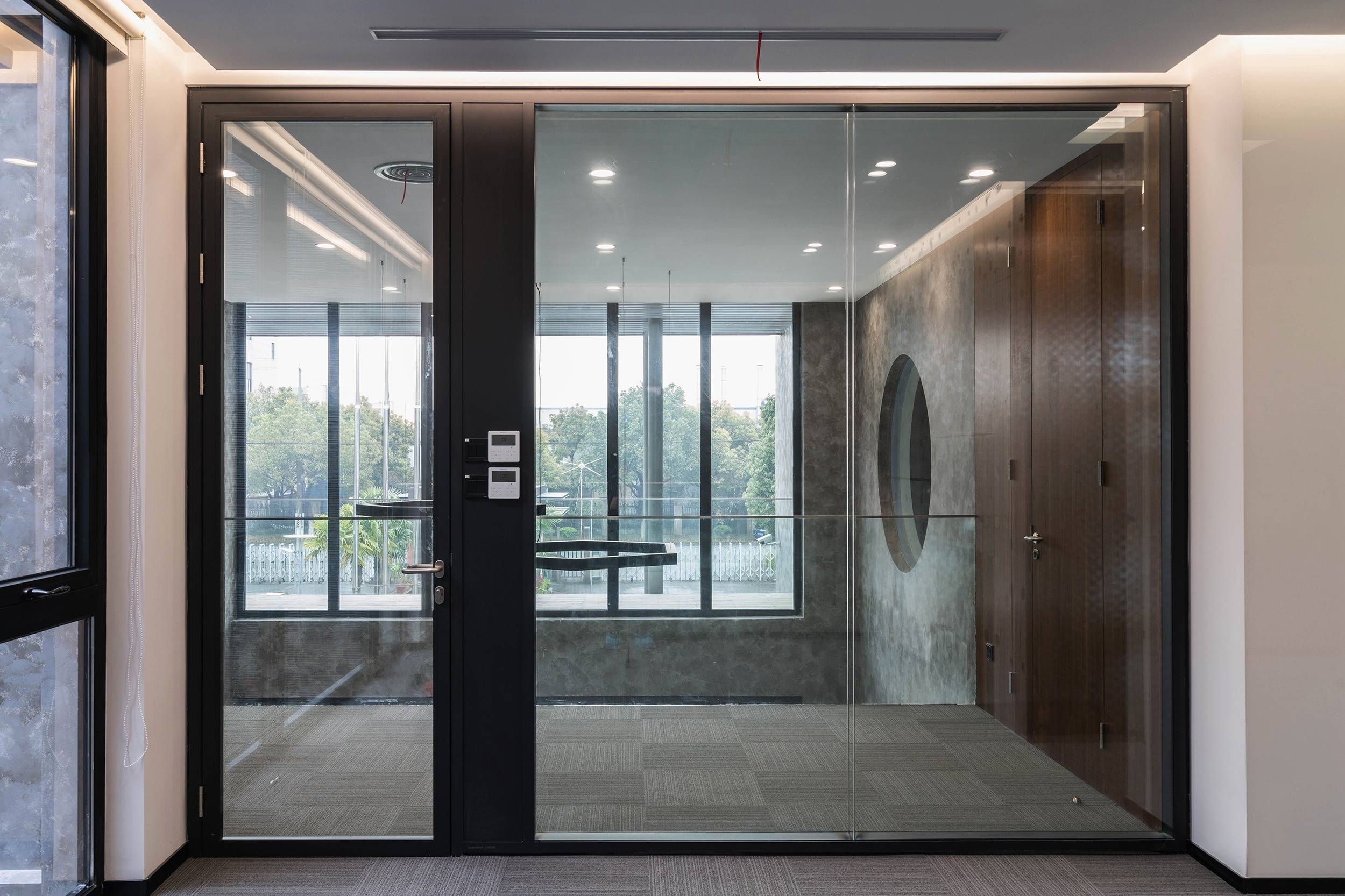 双玻自然拼缝隔墙双玻单开门设备带