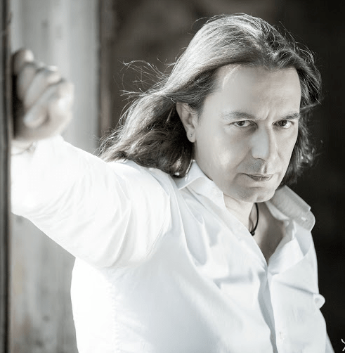 《passtheflame》由希腊歌手yinnis,土耳其偶像塔肯tarkan与阿拉伯第