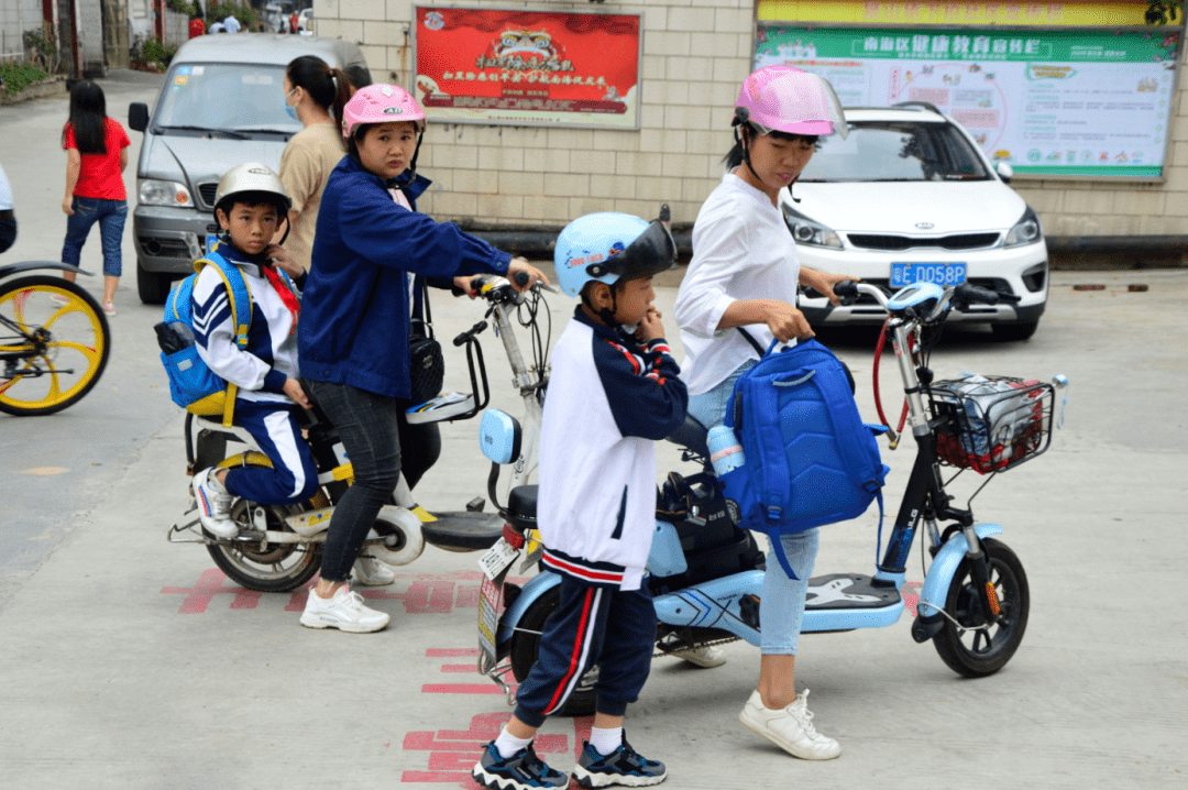 骑行戴头盔安全无意外下柏小学开展摩电交通安全综合整治进校园活动