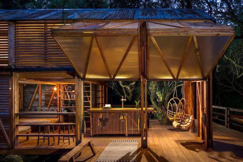 一杯敬自由一杯敬远方丛林中的酒吧木屋