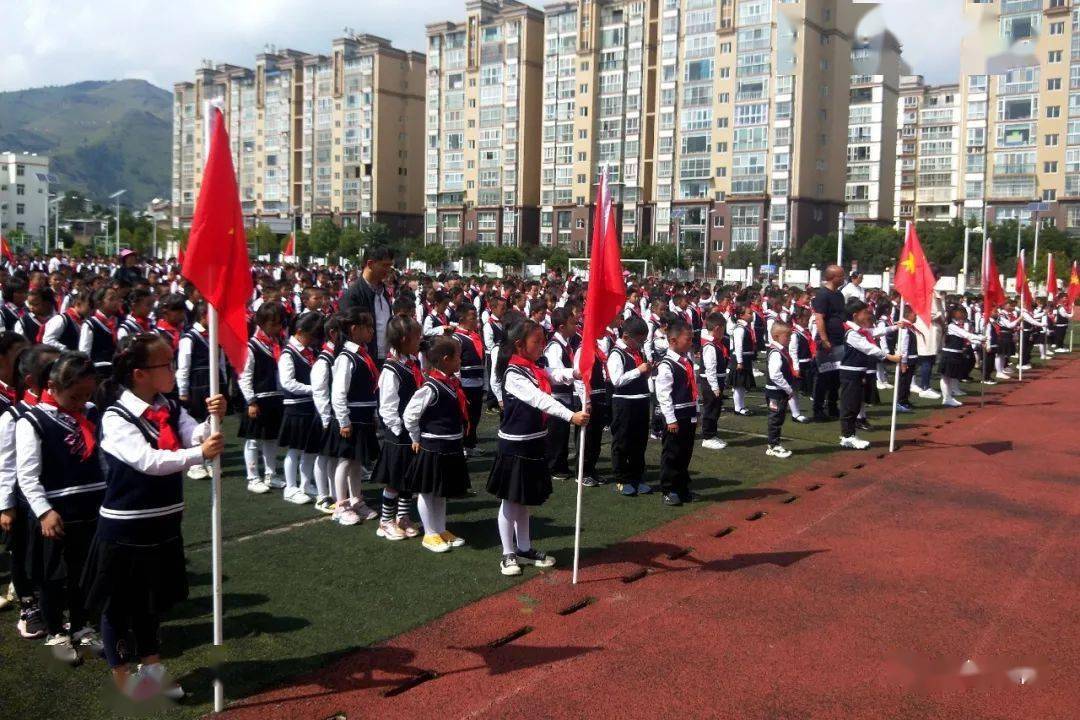 会理县城关二小举行新少先队员入队仪式