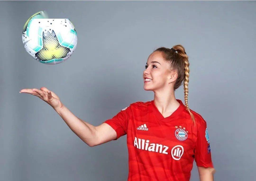 百花体坛拜仁女足格温自曝最欣赏基米希圣诞节却和聚勒去送爱心