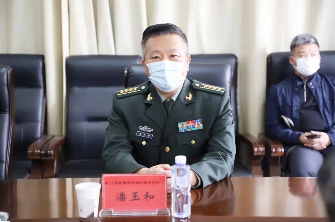 进飞,区委常委,武装部长潘玉和及区退役军人事务局局长王滨等一行9人