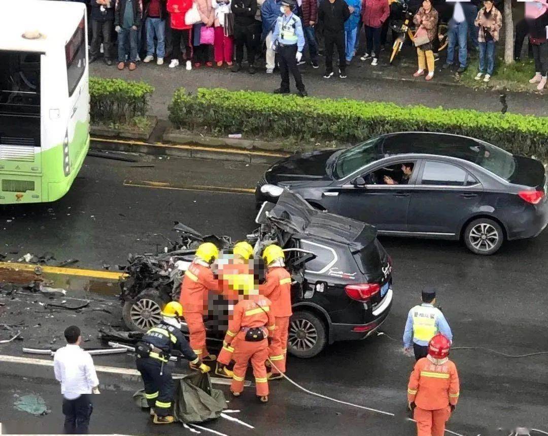 据上海宝山警方透露:10月16日10时36分许,在宝山区宝杨路铁山路西侧50