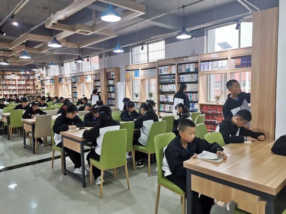 岑巩四中正心书屋学生阅读场景"这里的书很多,很全,我个人非常喜欢
